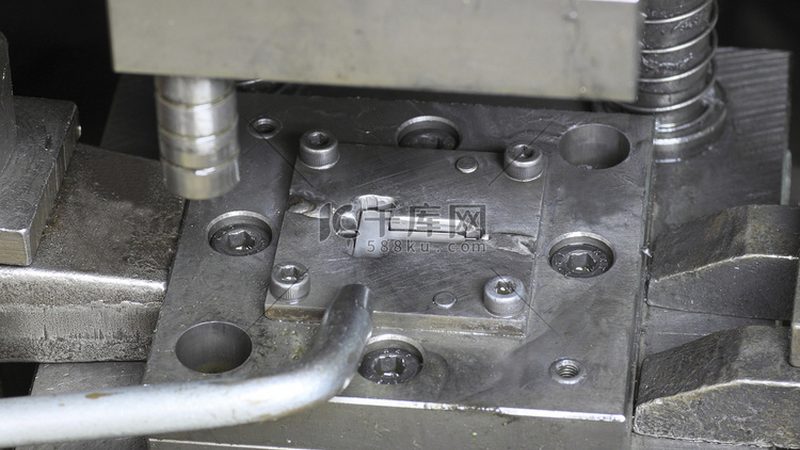 硅胶模具与钢模：保养简单性的对比分析